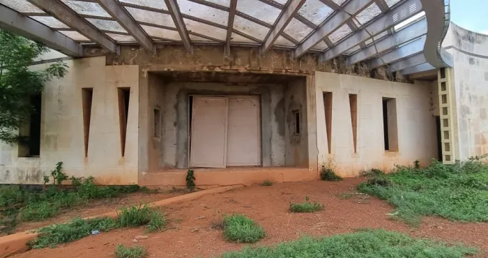 23-ans-apres-sa-perte-du-pouvoir-sur-les-ruines-des-realisations-pharaoniques-de-bedie